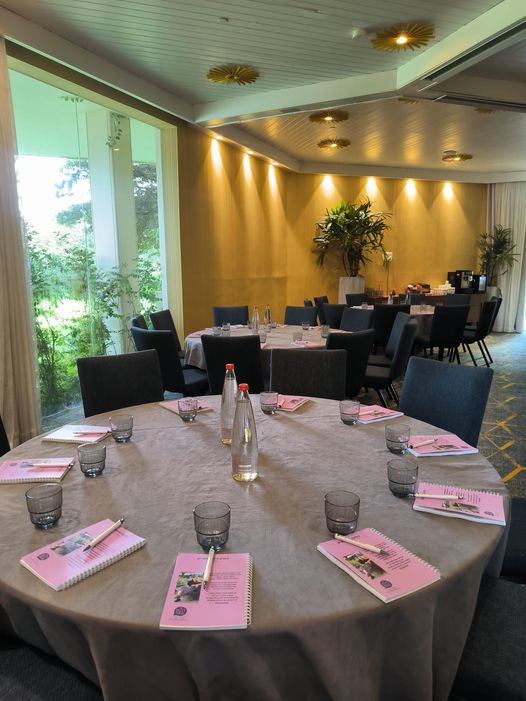 ייתכן שזו תמונה של ‏‏‏שולחן‏, ‏תאורה‏‏ ו‏טקסט‏‏